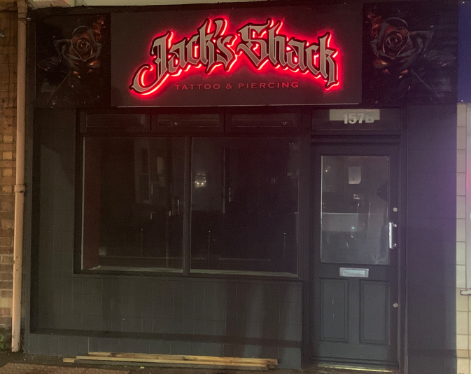 Tattoo-shop-signs-led-illuminated-night-dark